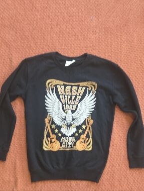 Black 'Nashville 1982' Graphic Crewneck Sweater